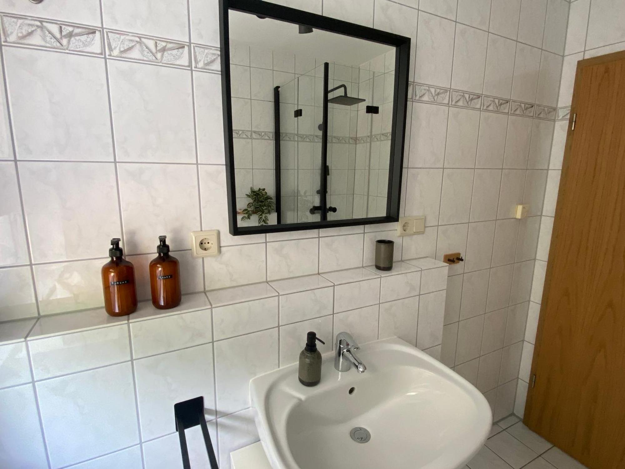 Moderne Wohnung Mit Terrasse & Parkplatz; Naehe Bwzk & Amazon Koblenz  Exteriör bild